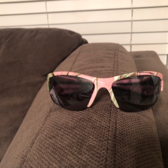 Realtree Women's Sunglasses Pink Camo (Great Condition) - Picture 4 of 4
